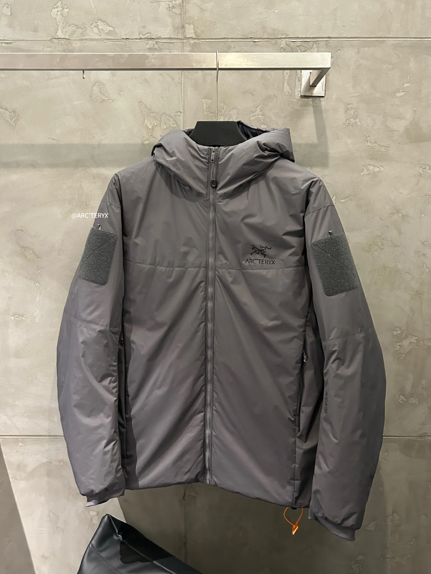 Arcteryx/ Leaf Cold Gen 2 ! N WINDSTOPPER 2L ， Coreloft 100 ， 。 Cold Series ， ， ， ！ ， 。 windstopper ,n Gossamera Fusion WS。 ， ： 1： WINDSTOPPER ， ， ， ， 。 Coreloft ， 。 。 2： 。 3： ， ， 。 4： ， ， 。 ， ， 。 1:1 ， ！ ， ！ ：Black/ / Gray/ / Size：S-XXL Size S 118 51 70 M 122 53 72 L 126 55 74 XL 130 56 76 XXL 134 57 78